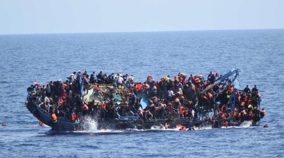 Nielegalni migranci płyną w pław do Hiszpanii !!!