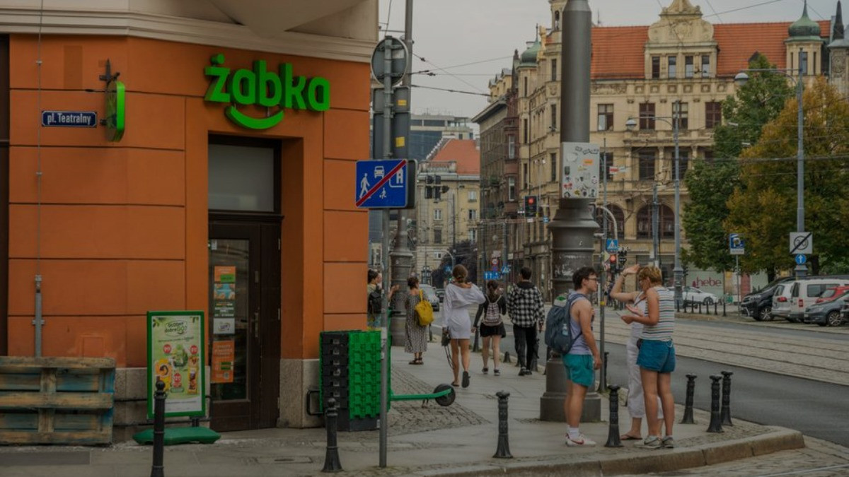 Ile kosztuje Żabka? Kanadyjski gigant kupuje sieć za 32 mld zł