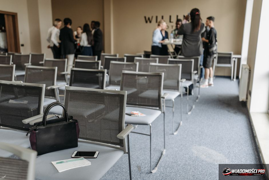 Analityk analizujący wykresy wzrostu bezrobocia