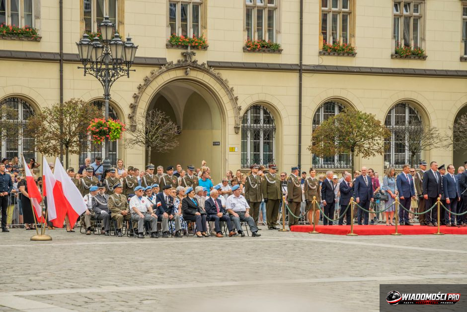 Stacja paliwowa w centrum Warszawy – ceny monitorowane przez rząd.