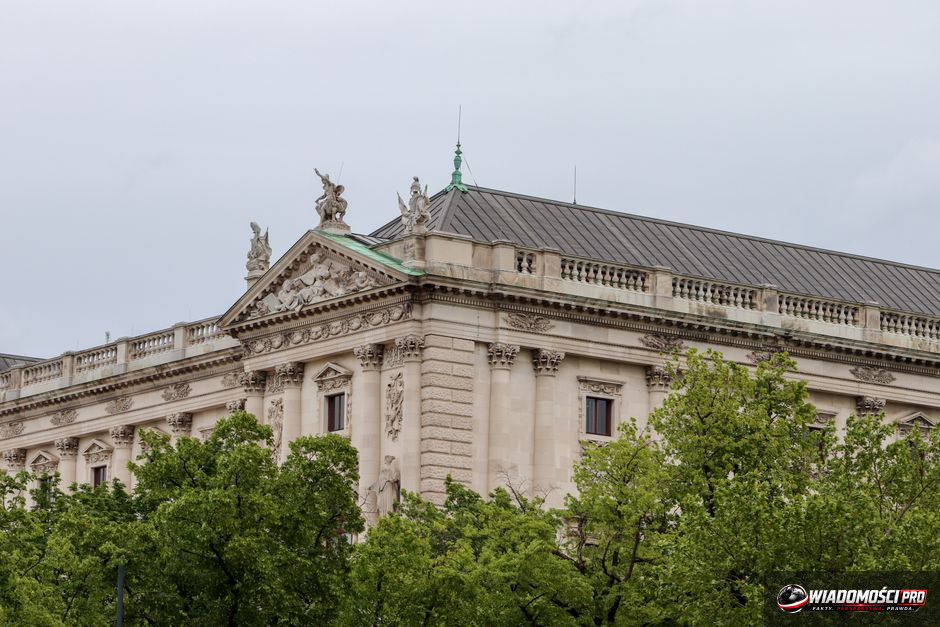 Minister Finansów prezentujący założenia budżetowe.