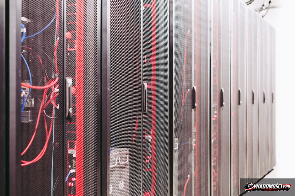Zbliżenie na procesor AI nowej generacji w laboratoriach Microsoftu.