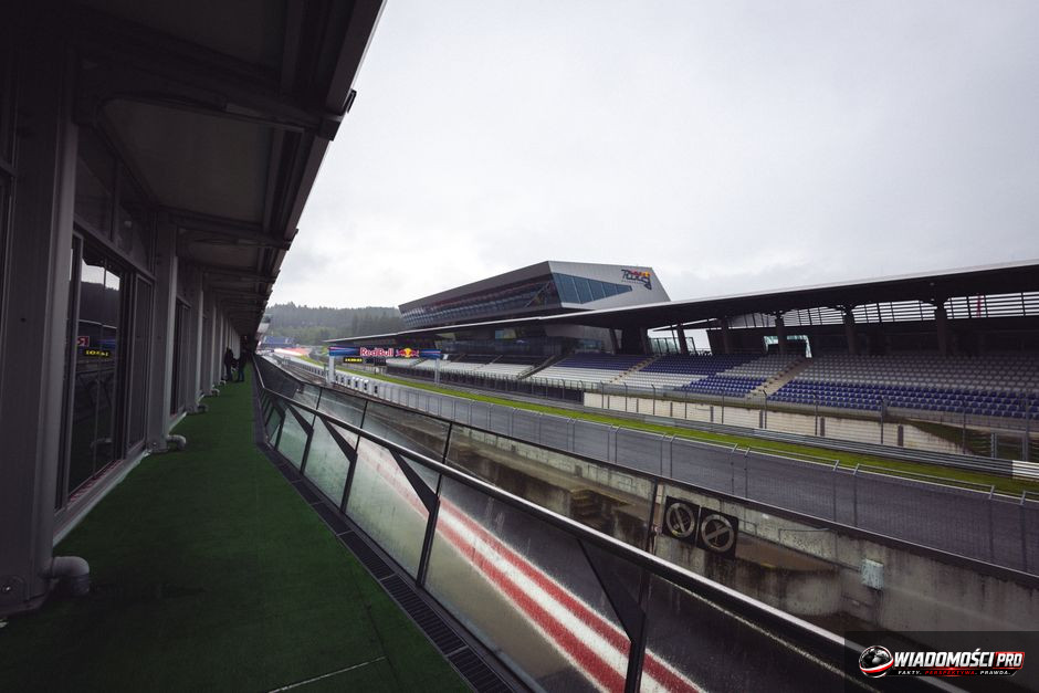 Dramat w garażu Mercedesa. Mechanik potrącony podczas treningu przed GP Austrii