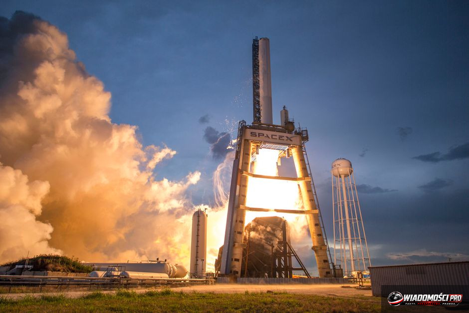 Grafika przedstawiająca logotyp SpaceX i wykres giełdu tickera SPCX na tle nowoczesnego miasta”.