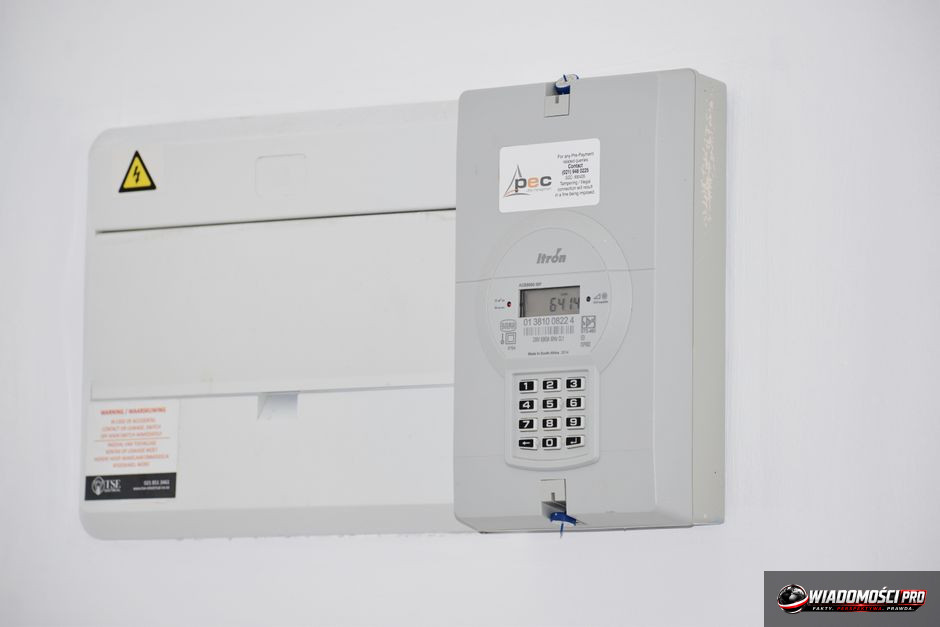 Zbliżenie na wyświetlacz nowoczesnego licznika prądu pokazującego aktualne zużycie energii.