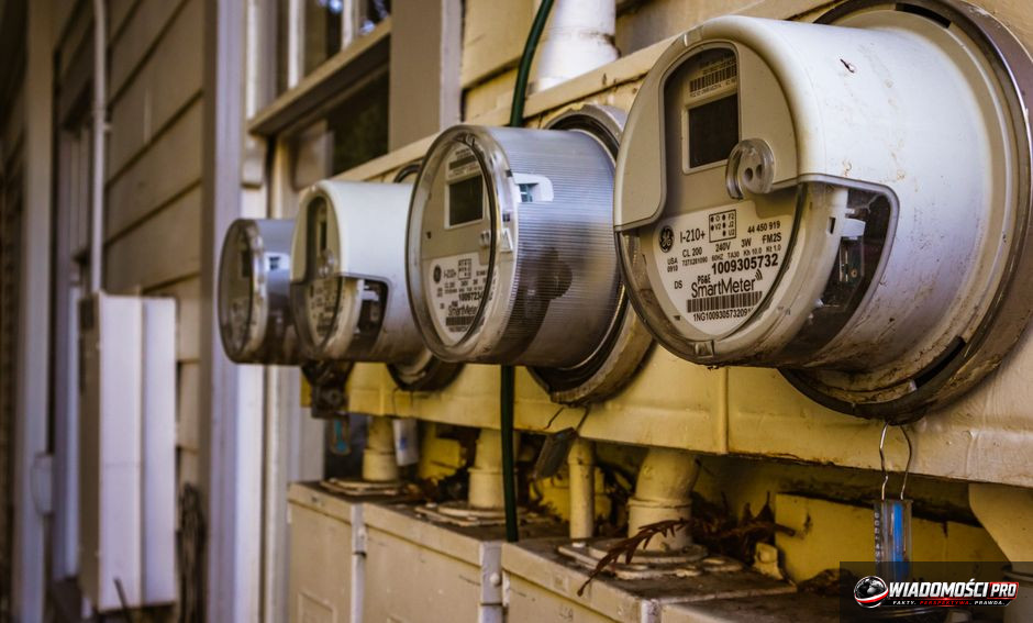 Centrum operacyjne monitorujące przepływ energii w inteligentnej sieci dystrybucyjnej.