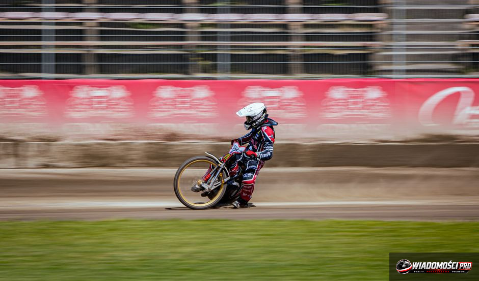 Maciej Janowski świętuje zdobycie tytułu Indywidualnego Mistrza Polski 2026 na stadionie w Ostrowie.