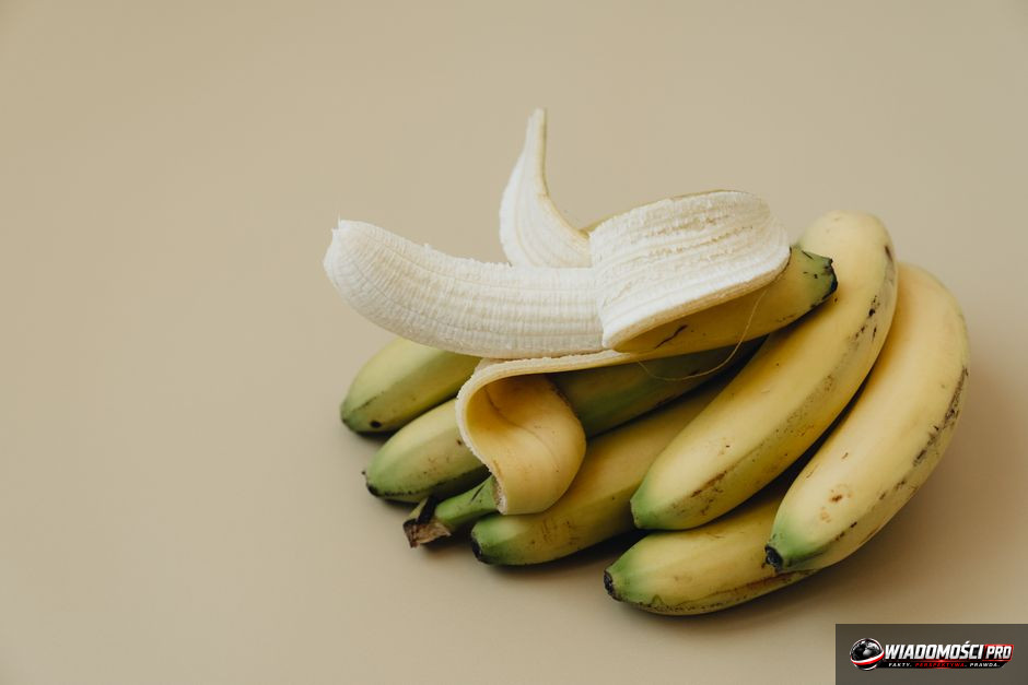 Nigdy nie wyrzucaj skórek od banana. Genialny trik ogrodników, który odmieni Twój ogród