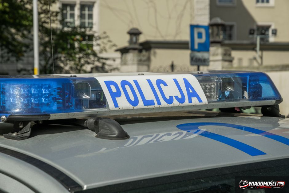 Egzaminator podczas oceny manewrów na placu manewrowym.