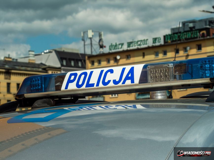 Policyjna kontrola drogowa w centrum miasta.
