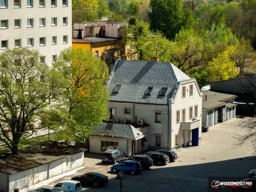 Kierowca z uśmiechem opuszcza wydział komunikacji bez narzędzi w rękach.