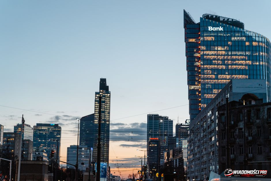 Tablica z notowaniami giełdowymi i kursem walut.