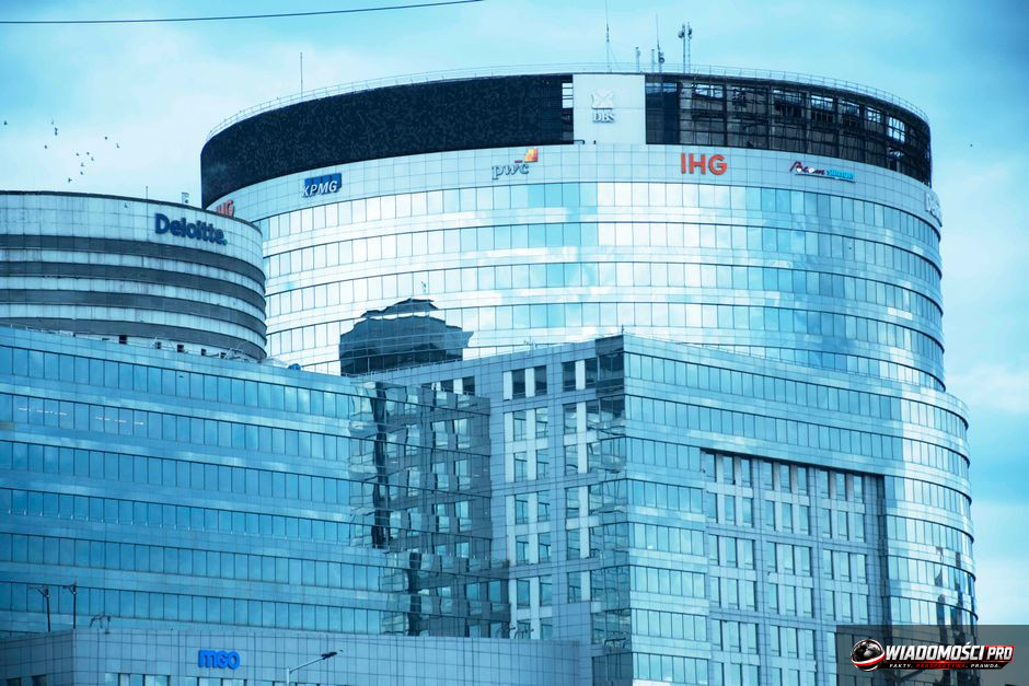 Analityk finansowy analizujący wykresy stóp procentowych.