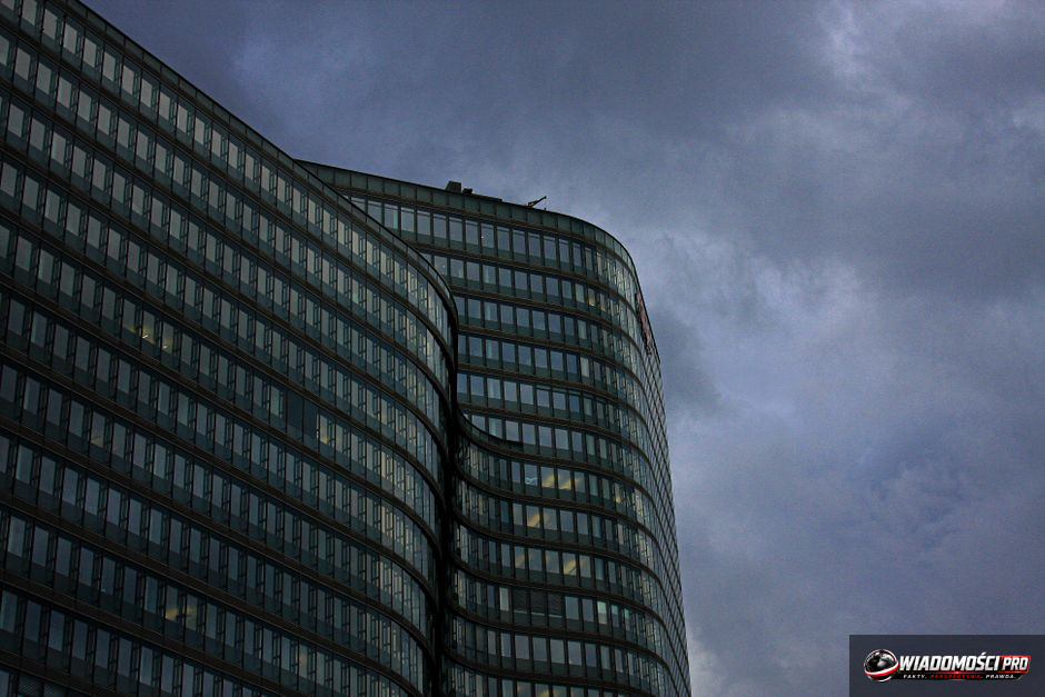 Złoty pod presją – symboliczne ujęcie waluty i giełdy.