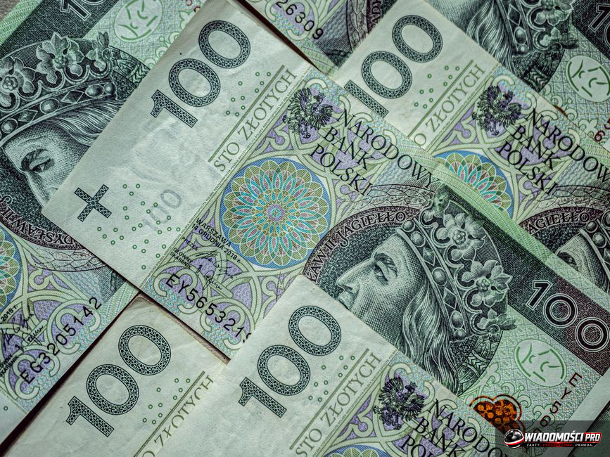 Ekonomiści analizujący wykresy inflacji i stóp procentowych.