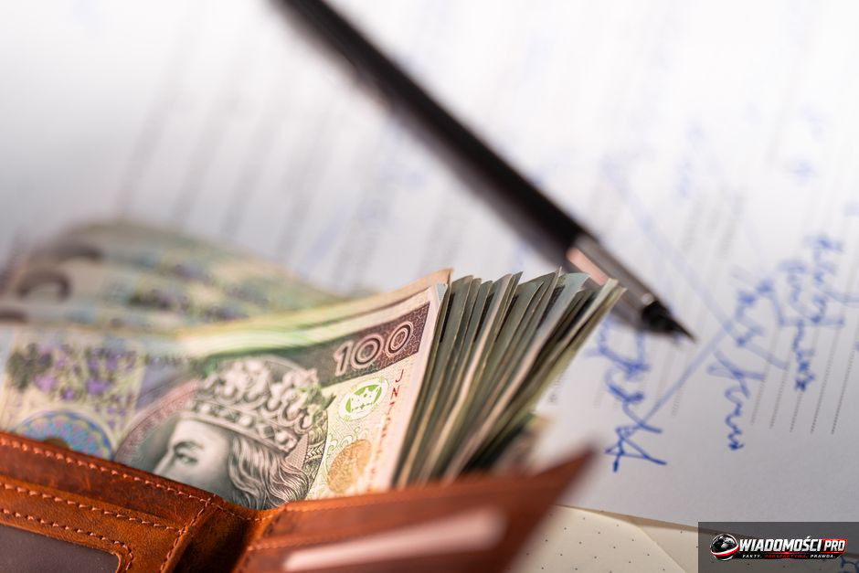 Analityk finansowy analizujący dane na monitorze.