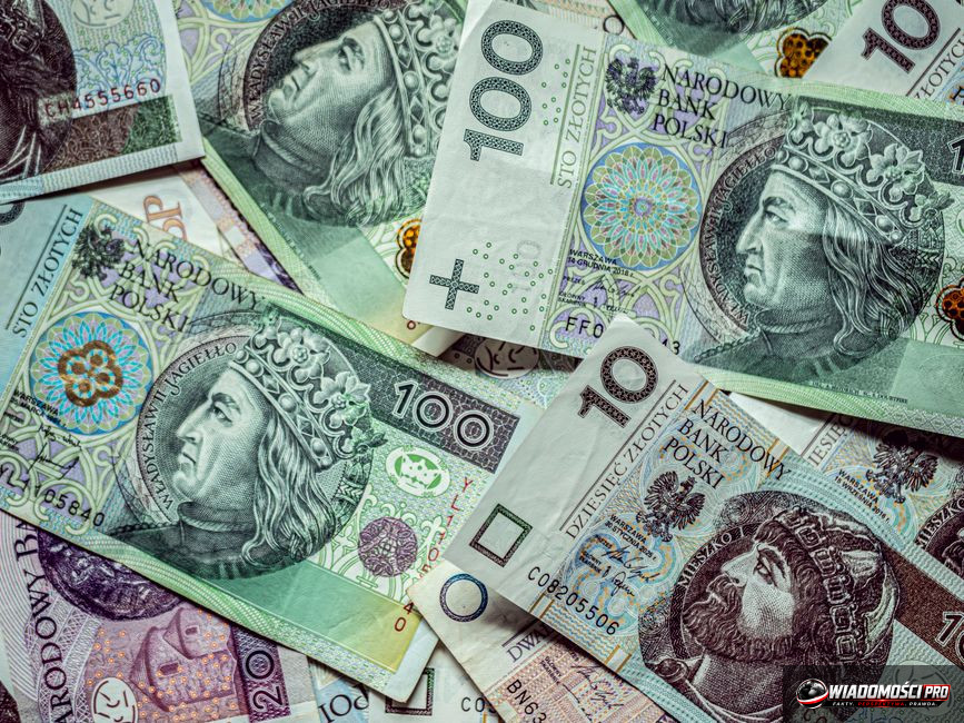 Dokumenty kredytowe w rękach klienta banku.